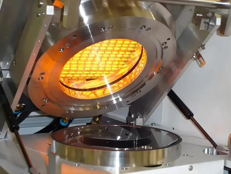 Vacuum chamber infrared heater